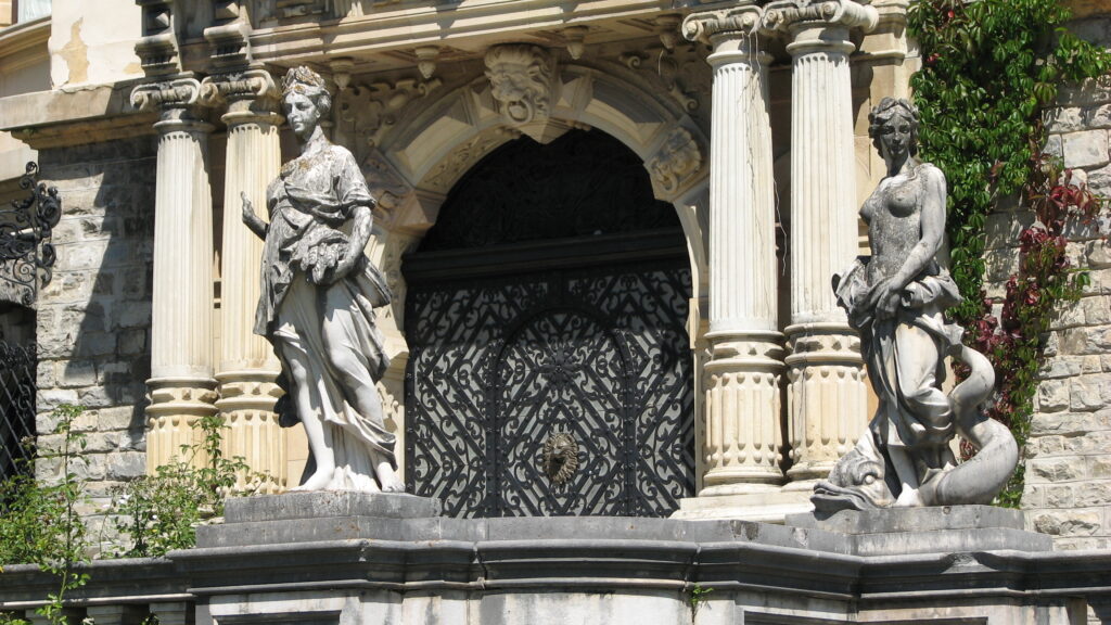 Peles_Castle_statue