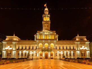 Rathaus von Arad bei Nacht