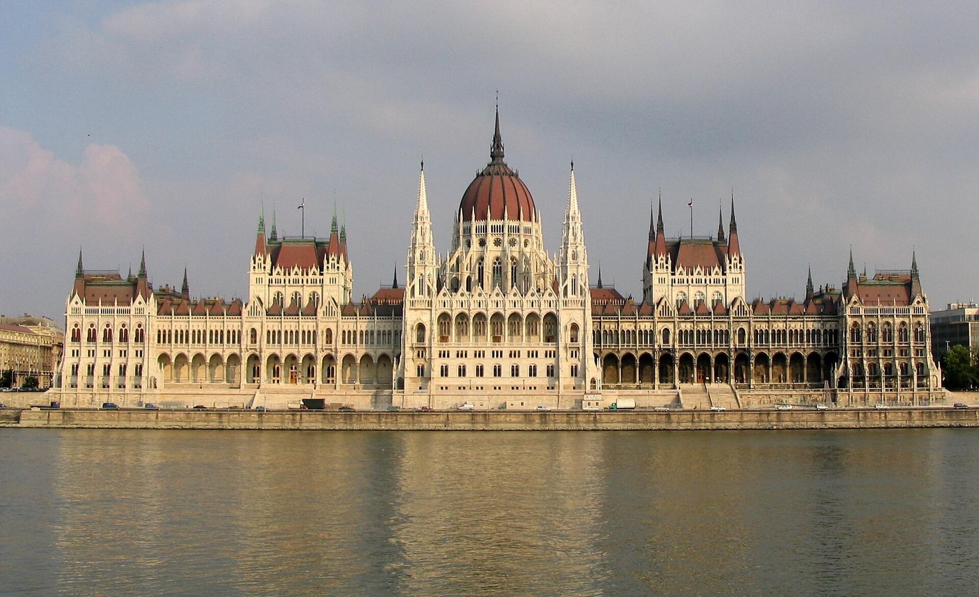 Parlamentsgebäude in Budapest an der Donau