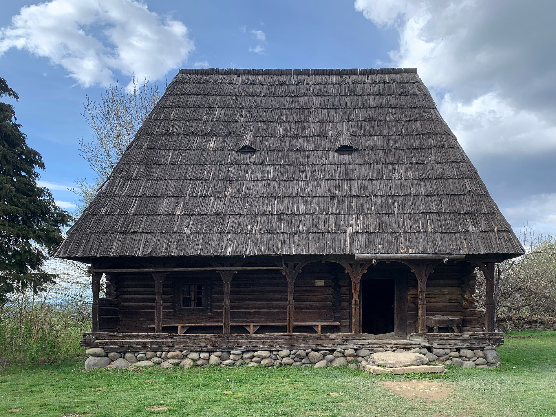 Traditionelles Holzhaus im Dorfmuseum der Maramureș