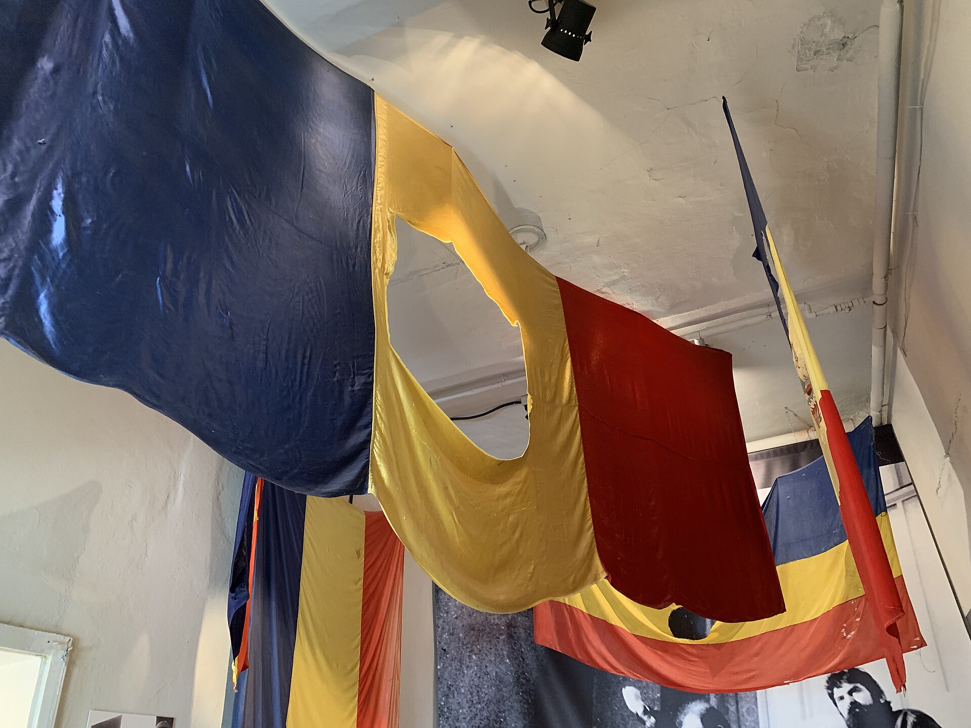 Rumänische Flagge mit herausgeschnittenem Wappen von 1989