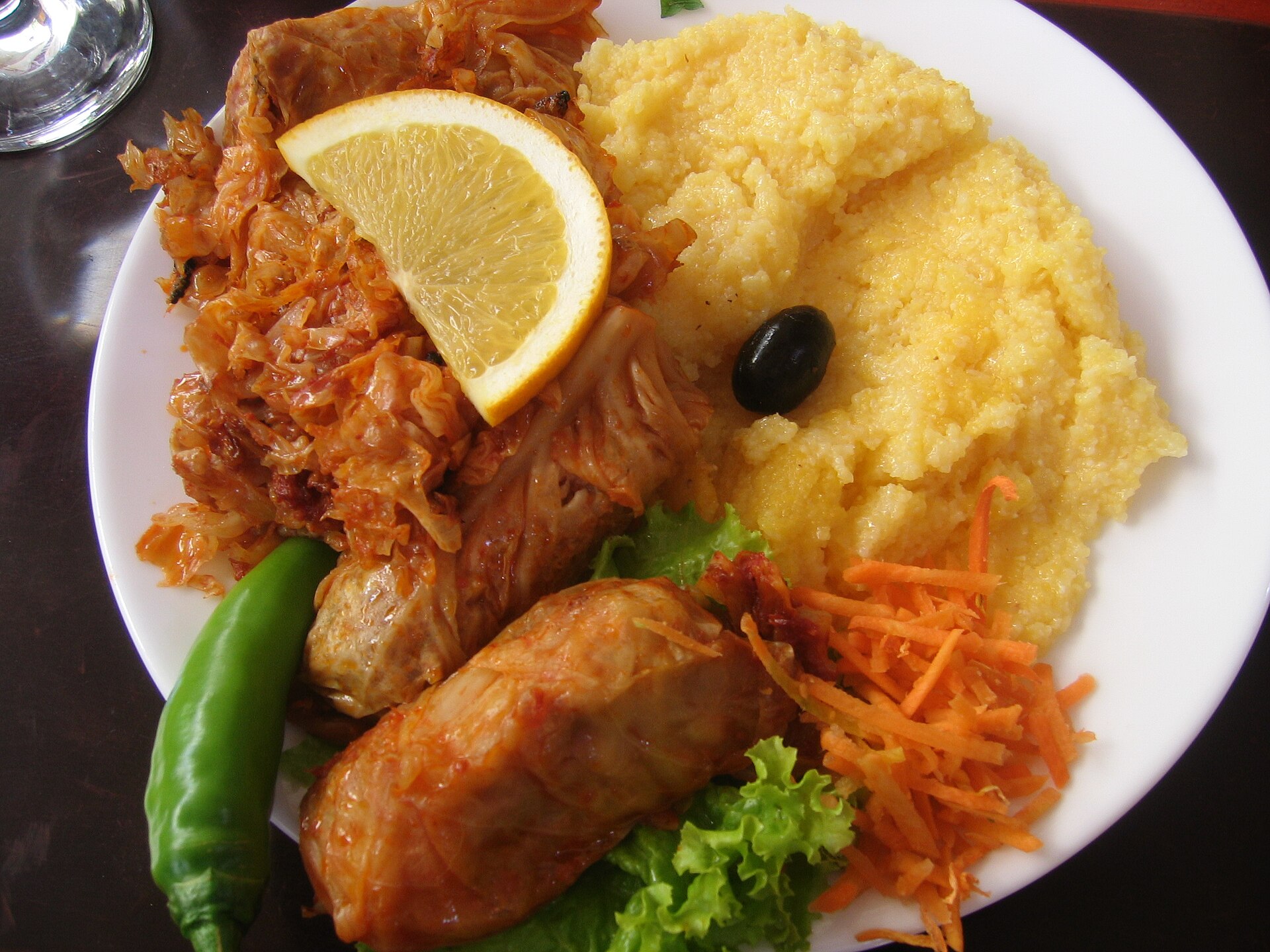Sarmale mit Mămăligă und Peperoni