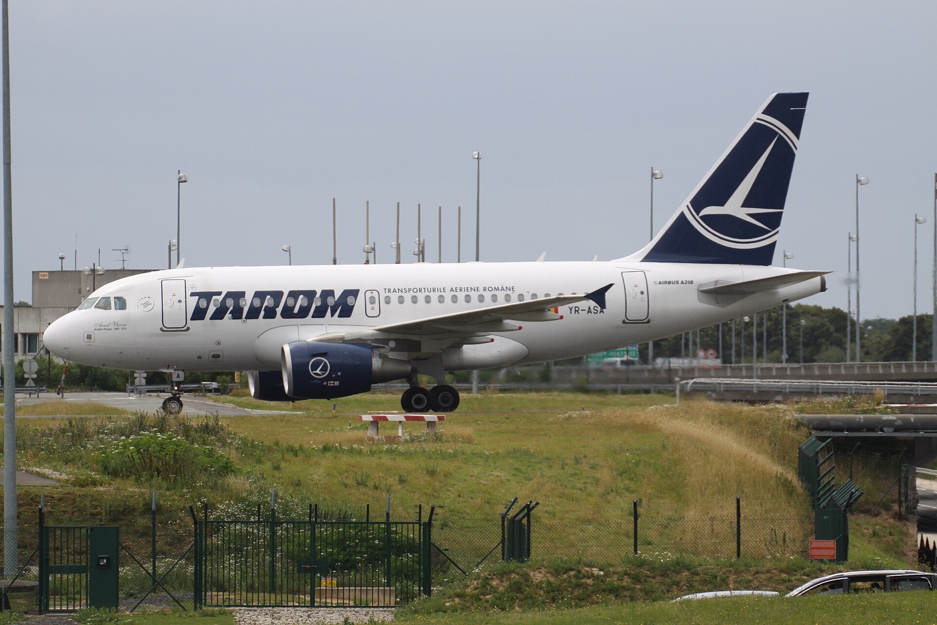 Airbus A318 der TAROM am Boden