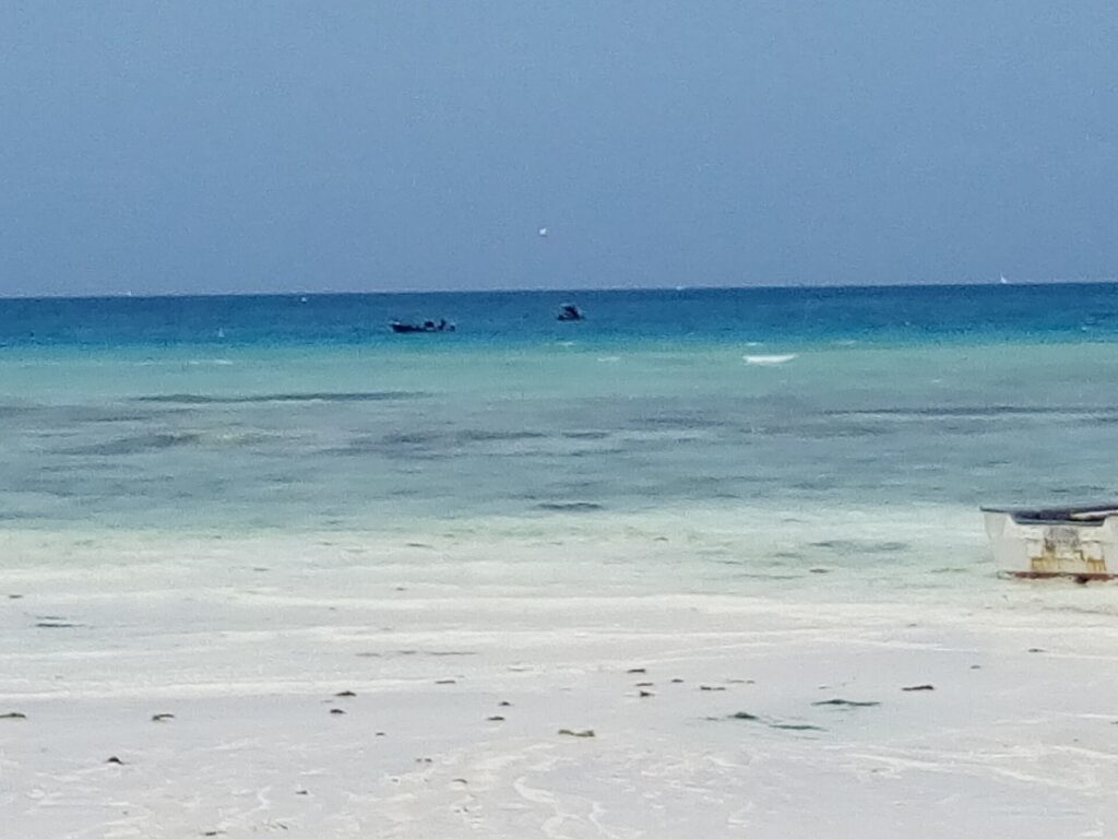 Weißer Sandstrand und türkisfarbenes Meer bei Nungwi im Norden Sansibars